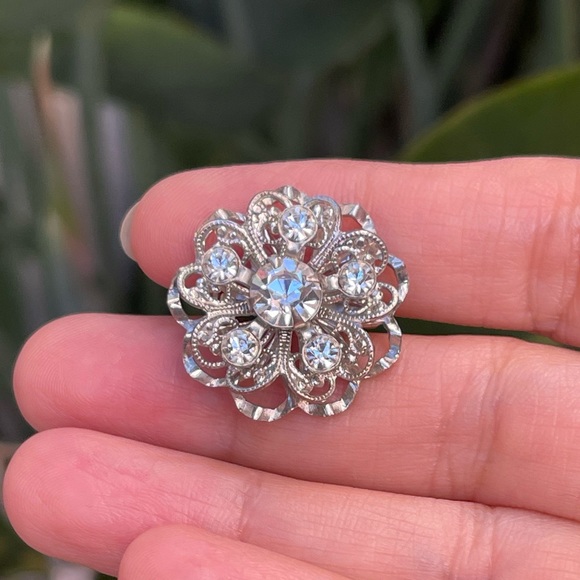 Vintage floral crystal diamanté & silver tone metal brooch pin - Picture 5 of 5
